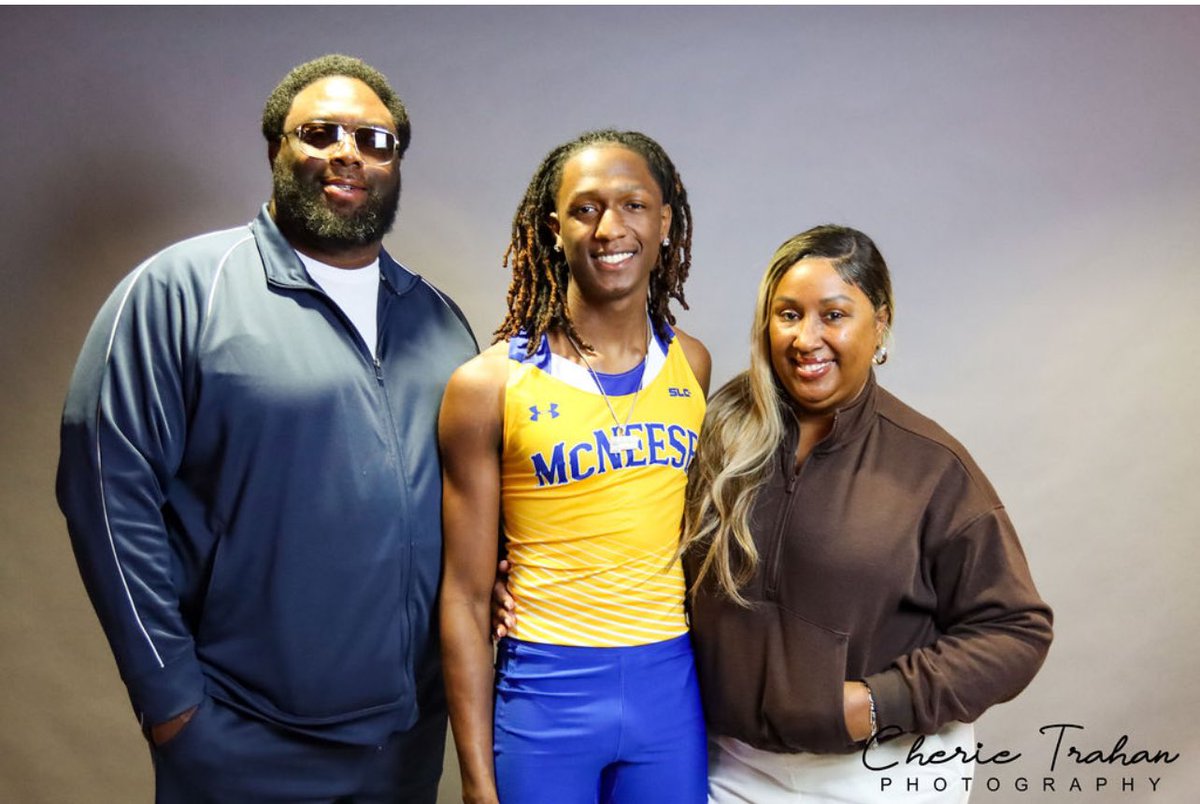 JohnnyBanksE3's tweet photo. Thank you Coach @MSUCoachJ for the GREAT visit &amp; a lovely tour of @McNeese University ALL LOVE #AGTG #Letsride💛💙 #Geauxpokes💙💛 https://t.co/Sp2g58o7B2