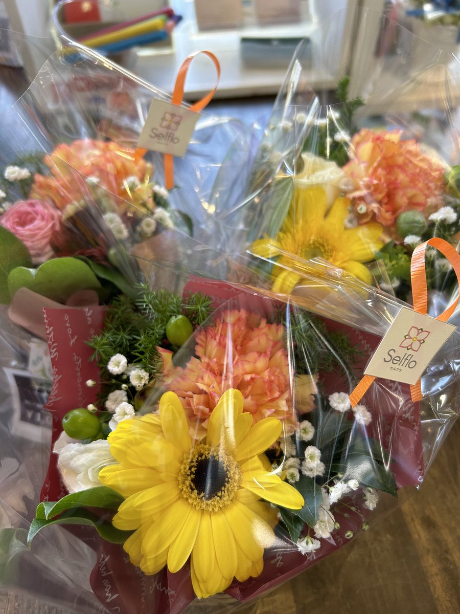 selflo_ehime's tweet photo. 2024.3.11
こんにちは。
お花屋さんの無人販売機セルフラです
3/14はホワイトデー　
バレンタインのお返しにフラワーアレンジはいかがですか。
3月は卒業シーズン
　『希望』『常に前進』『感謝』の花言葉を持つガーベラ
明るい未来に羽ばたく卒業生にぴったりのちょっとした贈り物にいかがですか https://t.co/IArg9GGOt7