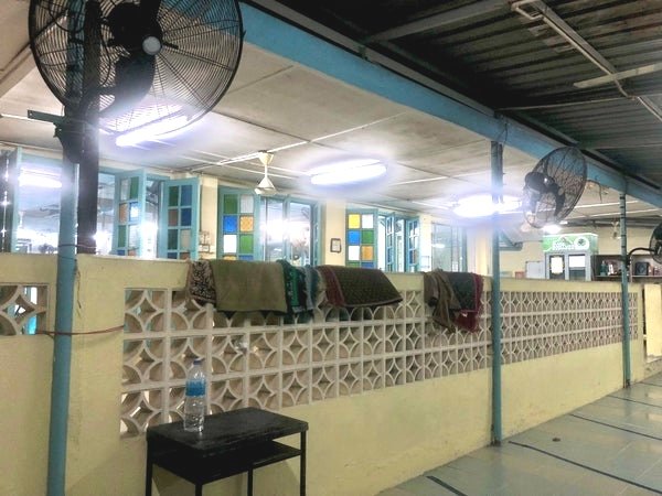 NikYahya2's tweet photo. MASJID PAKISTAN, SENTUL... Antara masjid tertua di KL.Walaupun sempit tetapi jamaah solat waktu sentiasa penuh.Aku rasa 99%keturunan Pakistan.Selebihnya India, Melayu&amp;Indonesia.Persekitannya tidaklah indah tetapi bacaan Imamnya terbaik utk Solat Tarawih! https://t.co/1lvGGCwqGW