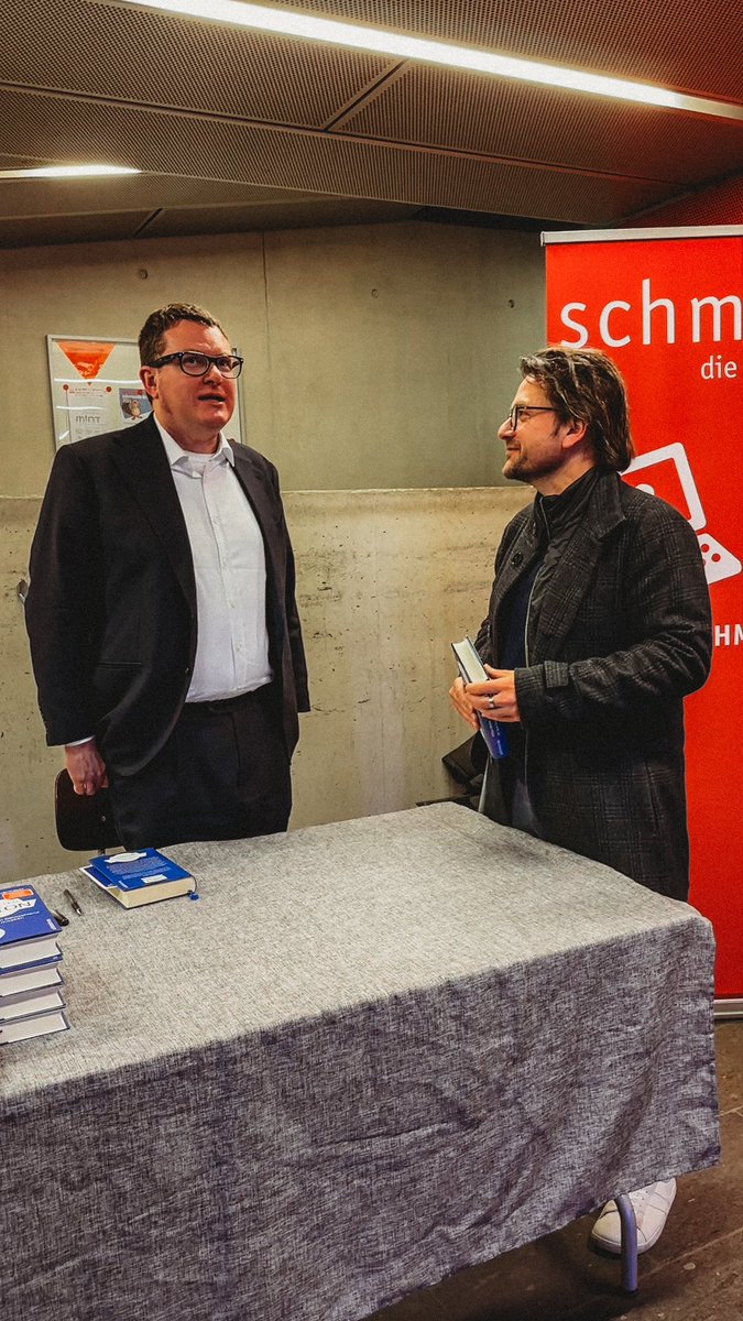 Heute bei der Lesung der #BaustellenderNation mit <a href="/vieuxrenard/">Ulf Buermeyer - vieuxrenard@chaos.social</a> in Essen. Danke für den frischen inhaltlichen Input zu den aktuell großen Baustellen in unserem Land. Ich teile viele Lösungsansätze, nur über den Bundesrat müssen wir uns nochmal unterhalten … 😜 #LagederNation
