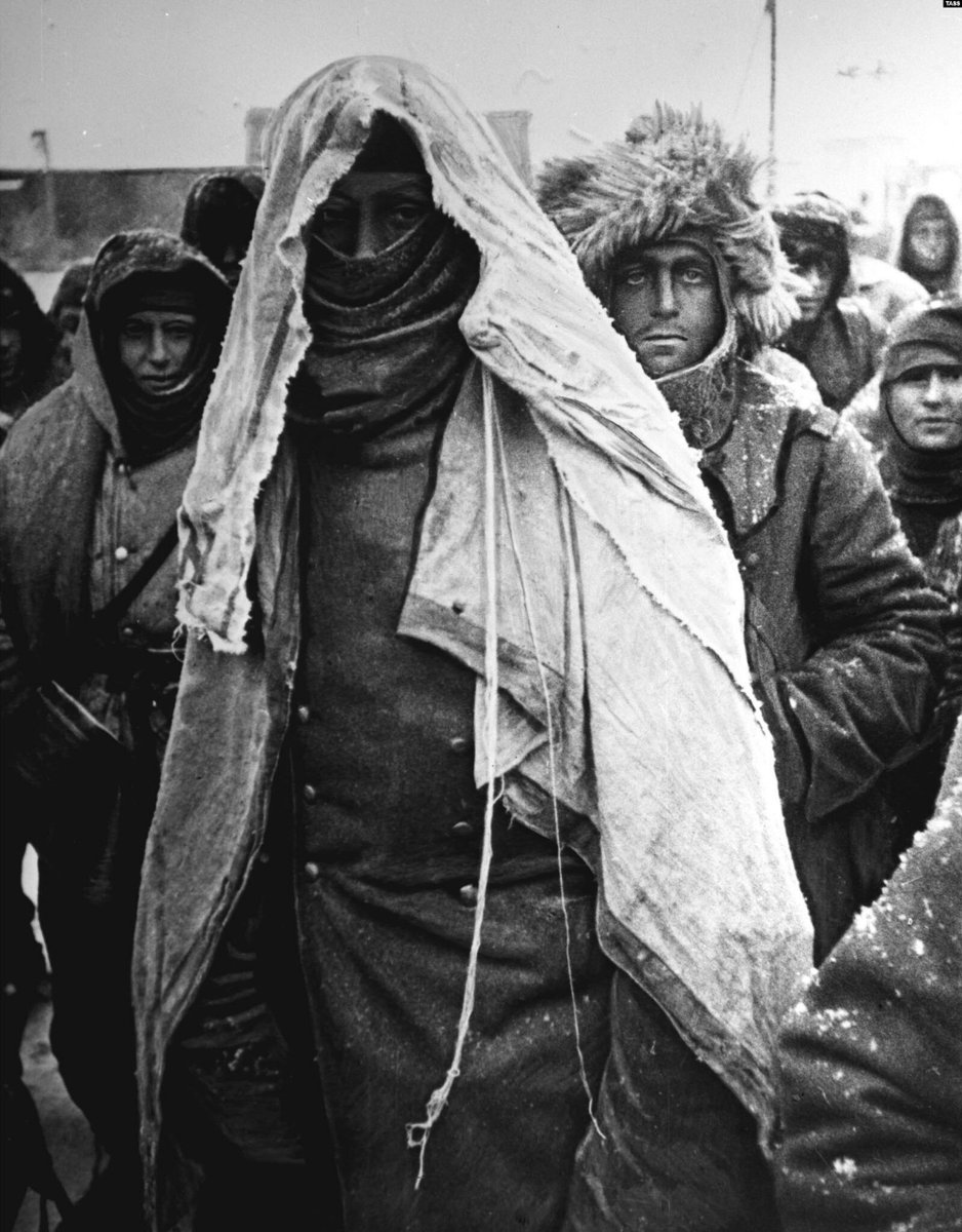 XharzH's tweet photo. Prisioneros de guerra alemanes abrigados contra el frío intenso, Stalingrado, 1943. https://t.co/3rD8iYJZVX