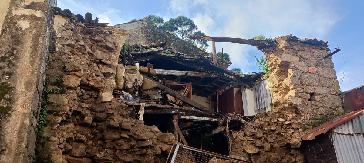 Así seguimos máis dunha semana despois nunha situación de total desamparo os Veciños da Rúa da Fonte en San Vicente de Elviña. 

O <a href="/ConcelloCoruna/">Concello da Coruña</a> ❓

Totalmente ausente.⚠️

Temos que agardar a que haxa unha desgraza e non poda nin pasar unha ambulancia❓⚠️

<a href="/EloyTP/">Eloy TP</a> <a href="/silcerino/">Silcerino</a>