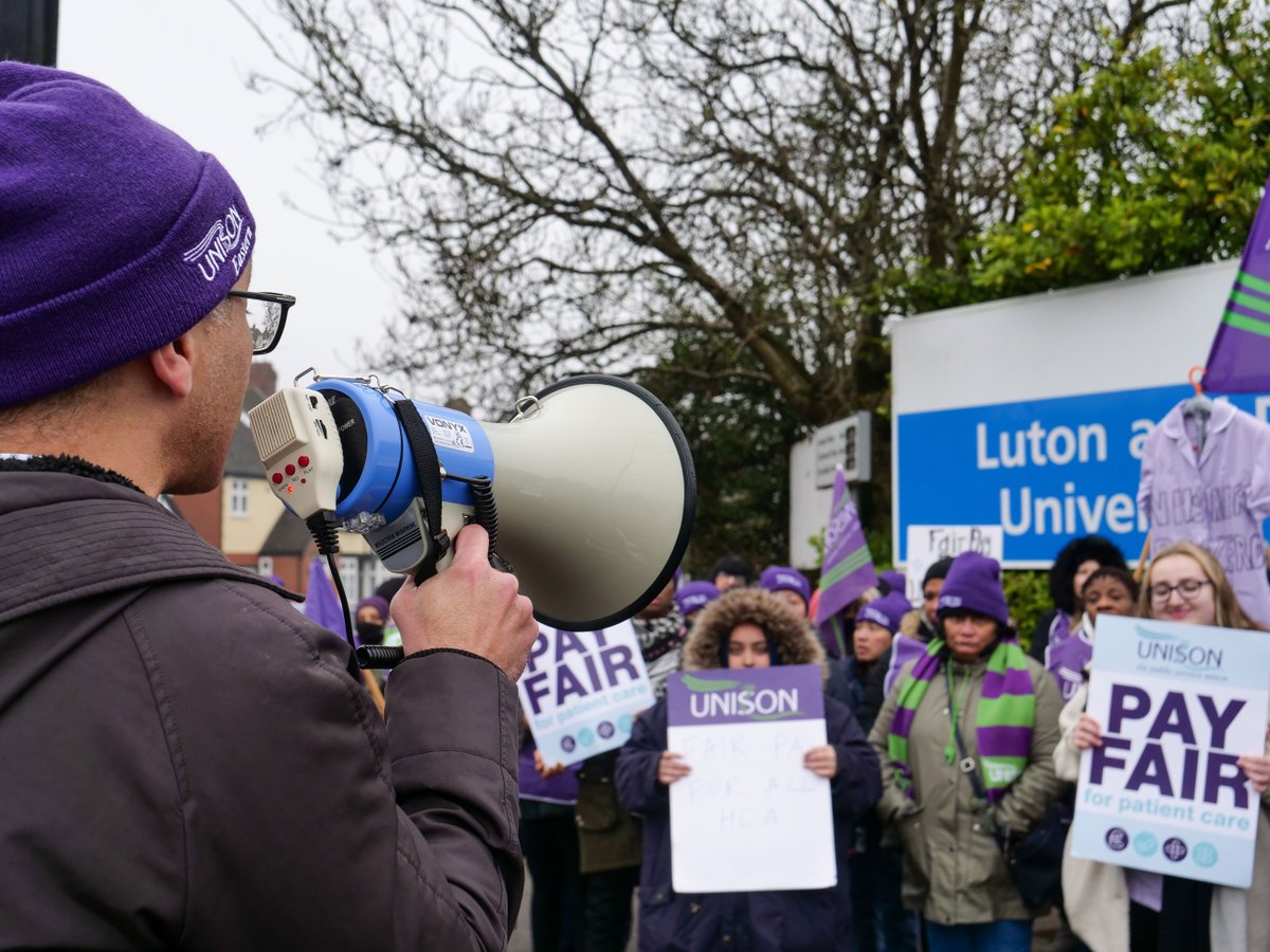 👏👏 Let’s hear it for these inspirational healthcare support staff, taking to the picket lines in Bedfordshire to demand the banding, pay and respect they deserve for the essential work they do. #PayFairForPatientCare