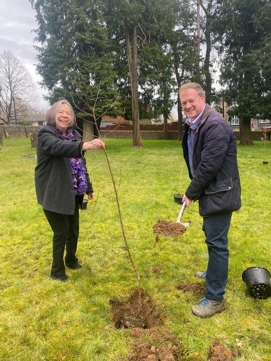 GregoryStafford's tweet photo. 🌳🌼 Spent Saturday with @BloominFarnham team at the award-winning #Hale Cemetery #Farnham planting trees &amp; tidying up! Great to see community coming together for our environment. Huge thanks to all volunteers for making it happen! #FarnhamHale #CommunityAction https://t.co/qHtZZbUVLo