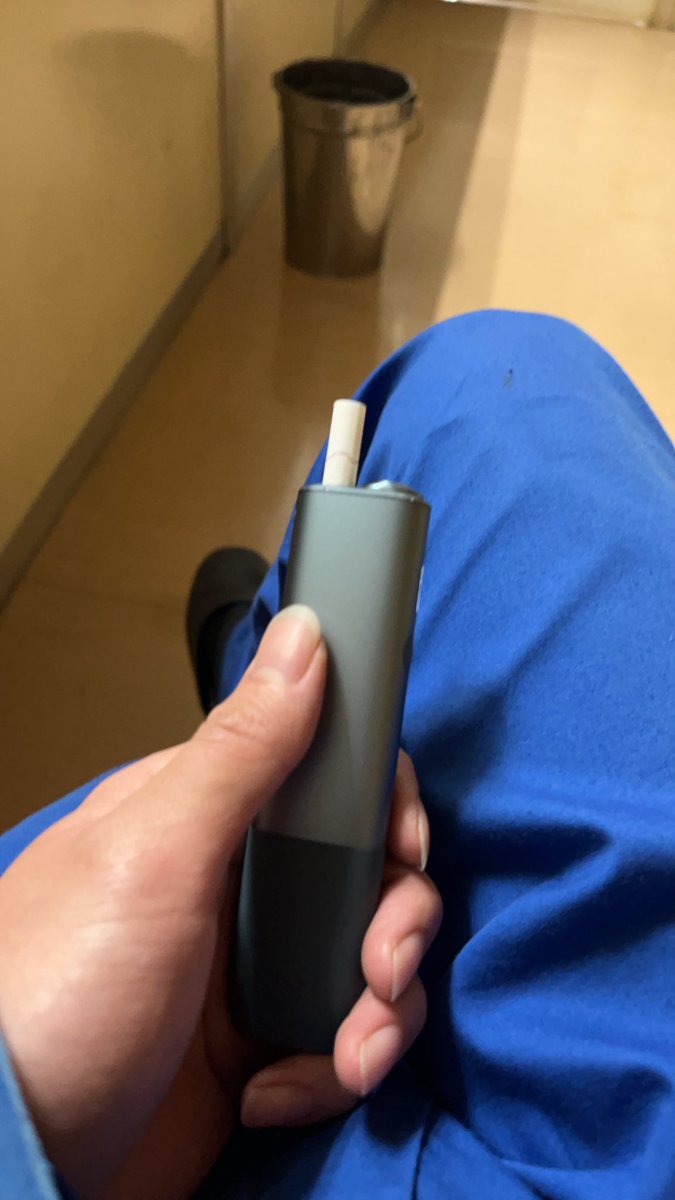 haco_koya's tweet photo. 紙ﾀﾊﾞｺ忘れるわ初日から残業だわでやる気0！！！！ふぁっく！！！ https://t.co/odpfl6sTSE