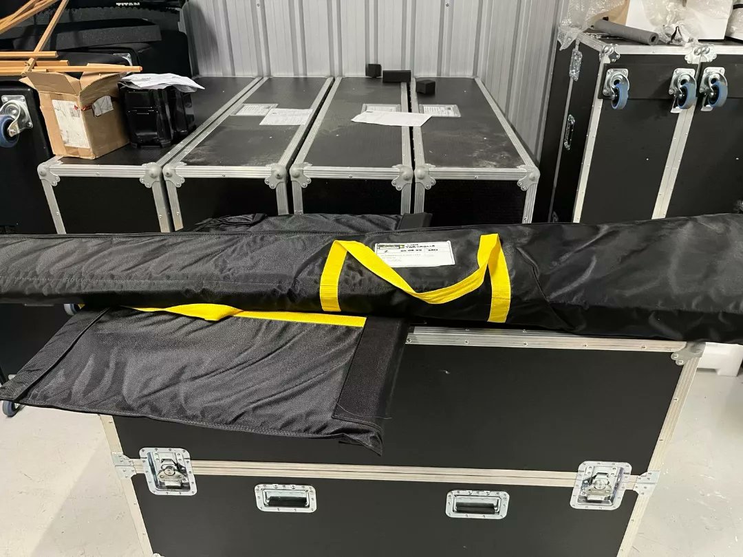 HDHProductions's tweet photo. Beginning of the month we had one of @LGElectronics 55" screens &amp; @unicolmfg Parabella Stands out on hire for a charity night that needed an extra relay screen
#screenhire #parabellastand #audiovisualhire #events #eventproduction #videohire #avhire #lgelectronics #unicol #prepped https://t.co/GPxnrjAvhs