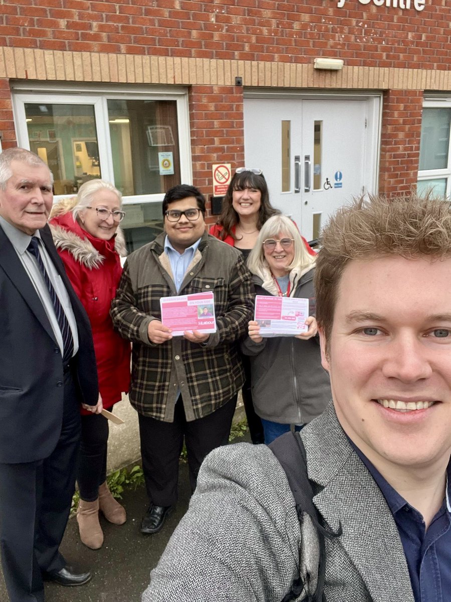 Great to be campaigning in Wakefield South for @ShabaanSaleemWS this evening.🌹 #LabourDoorstep