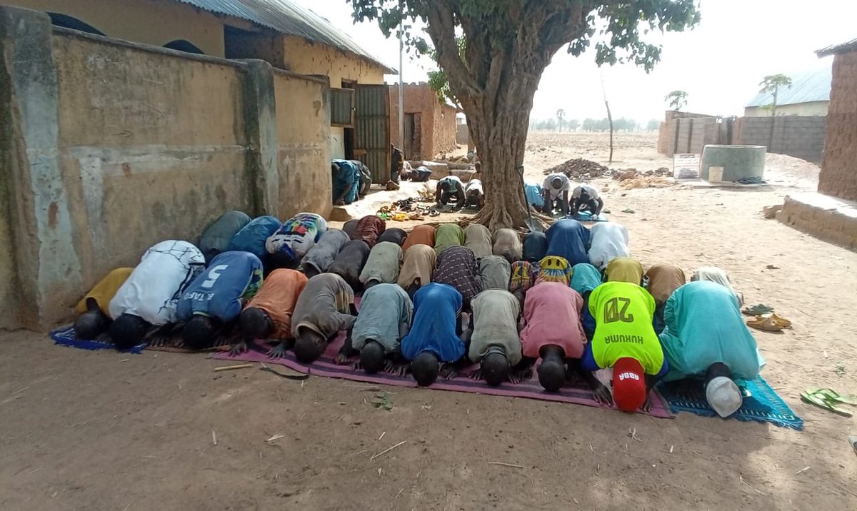 Abdulmane's tweet photo. من يتكفل ببناء مسجد لأهل هذه القرية
في جمهورية نيجيريا
يحتاجون مسجد ١٠/٨ 
من لها ؟
ومن يرغب بالتكفل يتواصل مع مكتب المشاريع
٠٠٩٦٥٩٠٩٤٩٤٨٩ https://t.co/mYISjGd4Xw