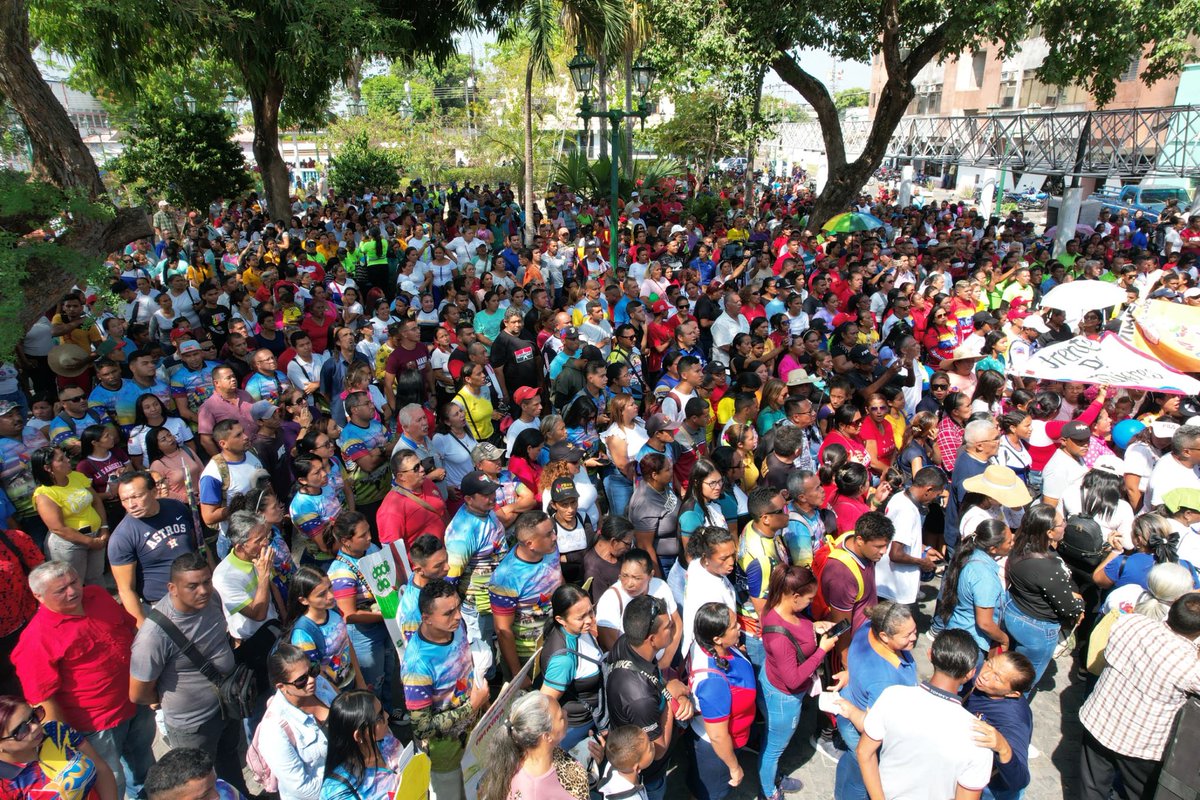 Belleza, firmeza y combatividad hubo hoy en la Tribuna Antiimperialista realizada hoy en la plaza Bolívar de San Fernando de Apure, en el marco del 8vo aniversario de los #CLAP. Compromiso patriótico y revolucionario y con la reelección del hermano ⁦@NicolasMaduro⁩ el 28/07