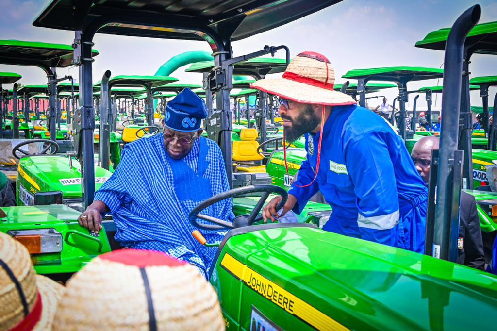 itz_lucho_'s tweet photo. President @officialABAT and Governor @HonBago
Commissioning 1000 tractors and over 5000 farm inputs
Niger is ready to feed the country.
Source: @Nupenchi_
#PBATInMinna #NewNiger https://t.co/bDF3dNSBAq