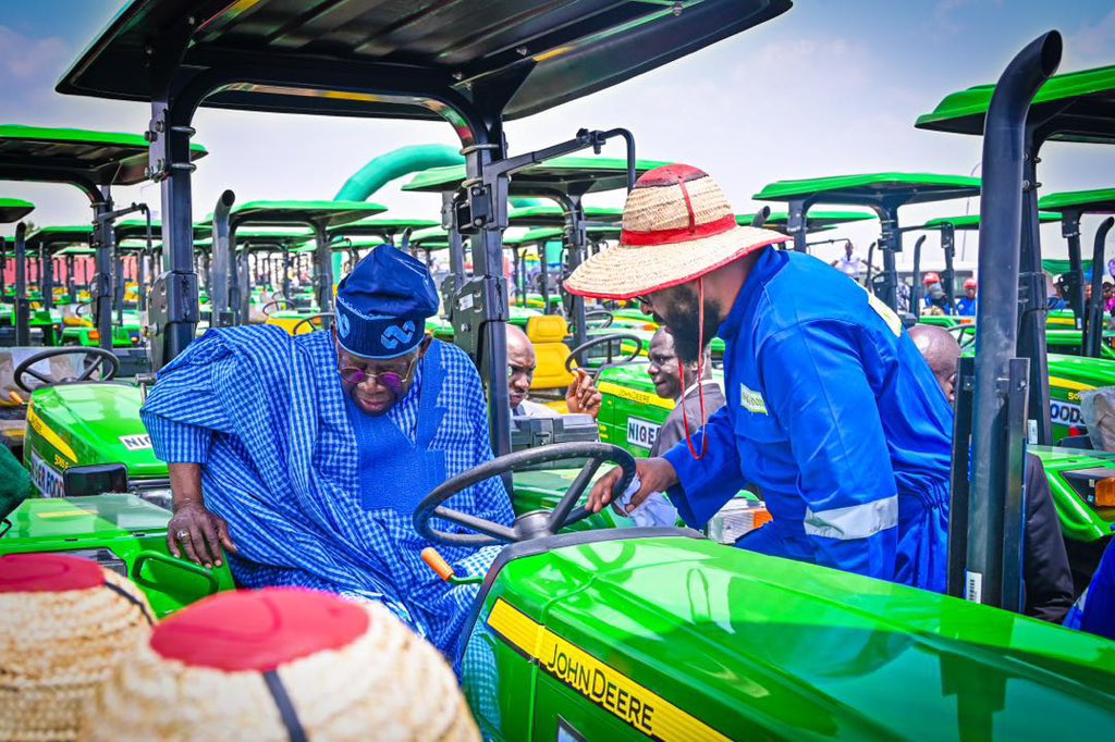 itz_lucho_'s tweet photo. President @officialABAT and Governor @HonBago
Commissioning 1000 tractors and over 5000 farm inputs
Niger is ready to feed the country.
Source: @Nupenchi_
#PBATInMinna #NewNiger https://t.co/bDF3dNSBAq