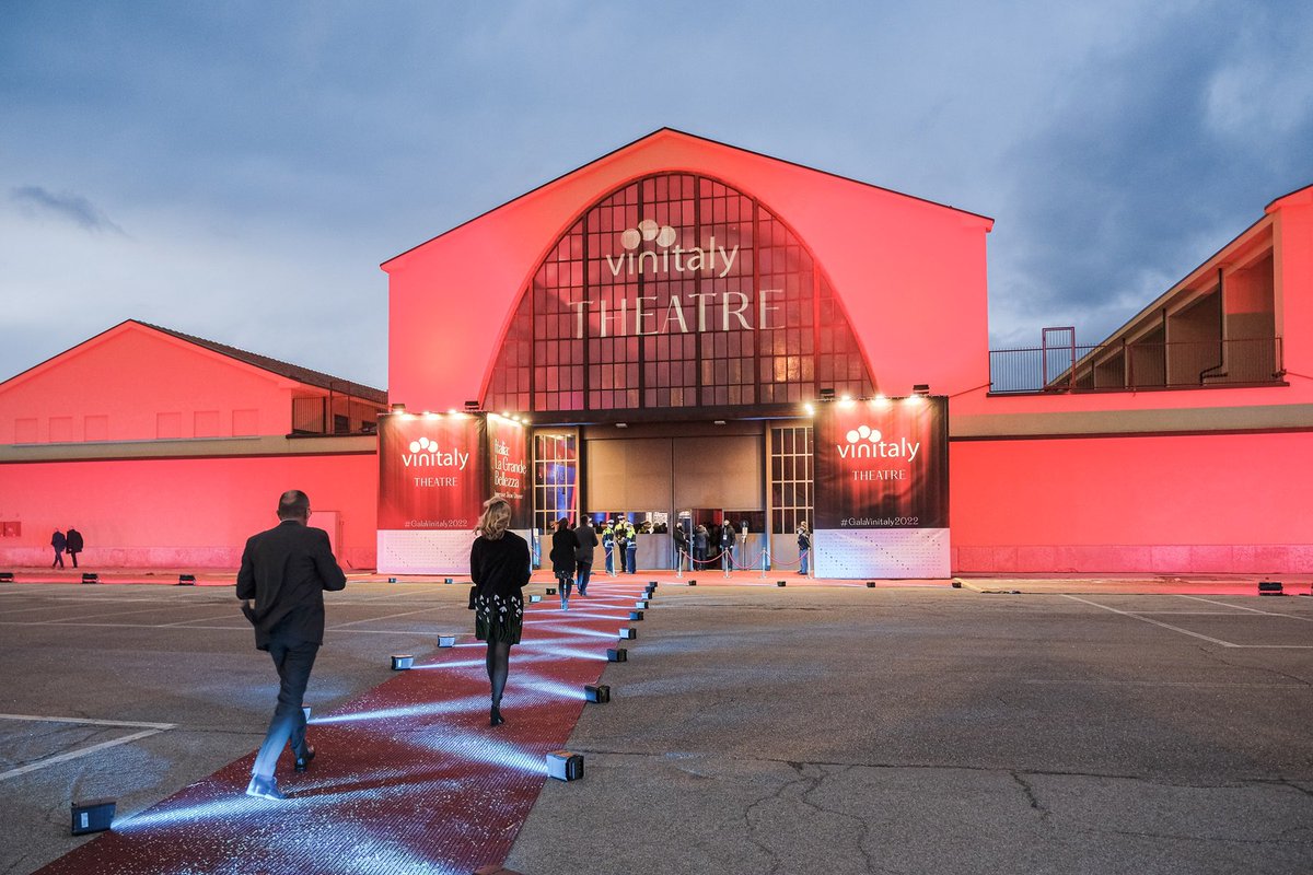 Merano WineFestival <a href="/MeranoWineFest/">Merano WineFestival</a> &amp; #Vinitaly announced their first joint venture: #AmphoraRevolution is the new project for fostering the quiet revolution of fermenting and aging #wines in #amphora. The event will be in #Verona on June 7 - 8. Read more cheerstheblog.it/2024/03/11/amp…