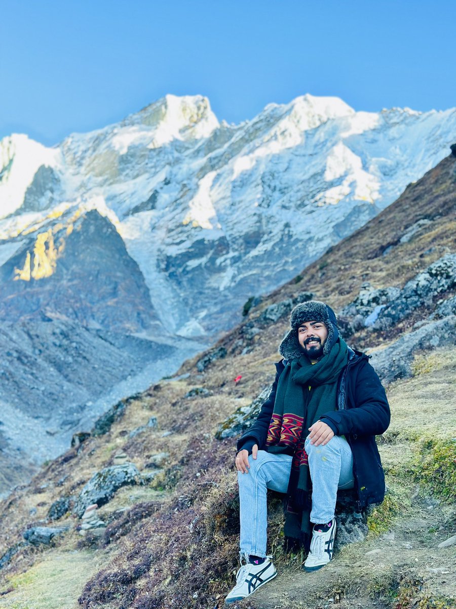 Snow kissed mountains, rossy cheeks, icy hair and a heart full of adventure 🤍
.
.
.
#postcardsfromtheworld #travellingtroughtheworld #worldtravelpics #streetphotography  #throughback #kedarnath #kedarnathtemple #chardham #uttarakhand #india 🇮🇳