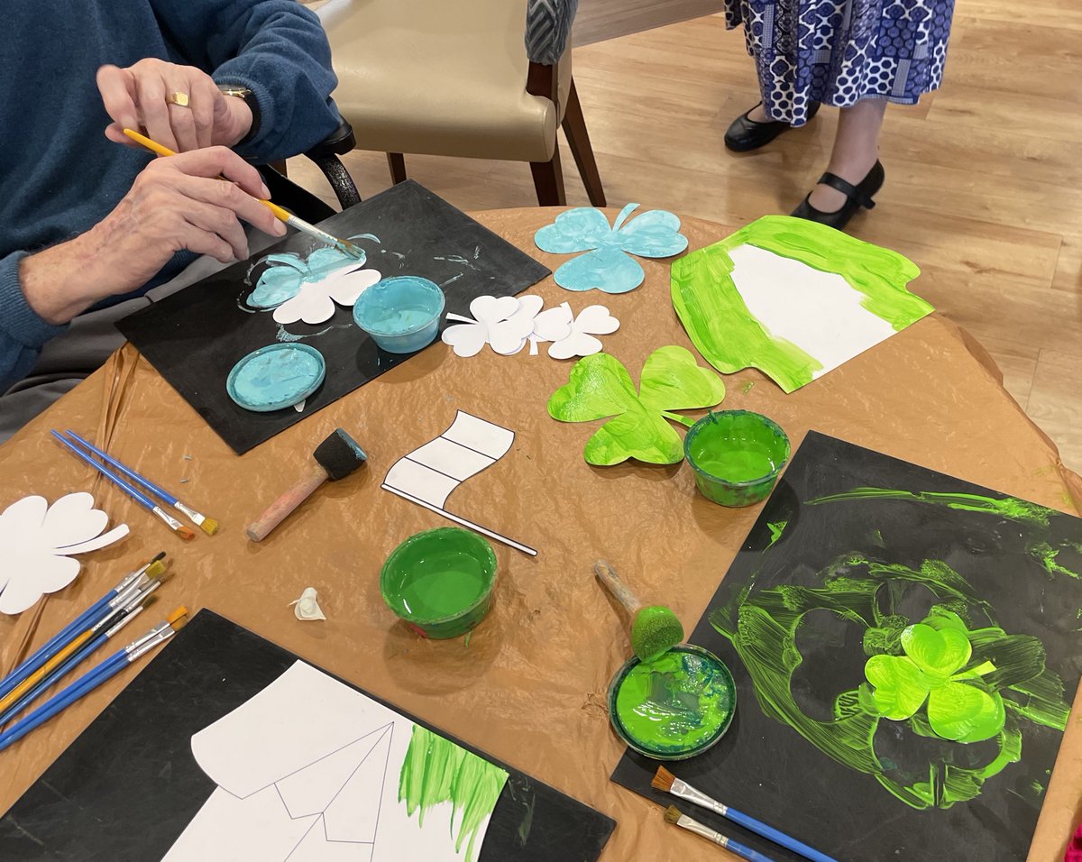 And this afternoon was another busy @creativemojo #StPatricksDay2024 #Leprechaun themed art workshop at @AveryHealthcare #ButlersMews #CareHome #Rugby🍀 One of the lovely residents came down specially dressed for the occasion, with his fabulous Irish Top Hat! Fab work everyone🥰