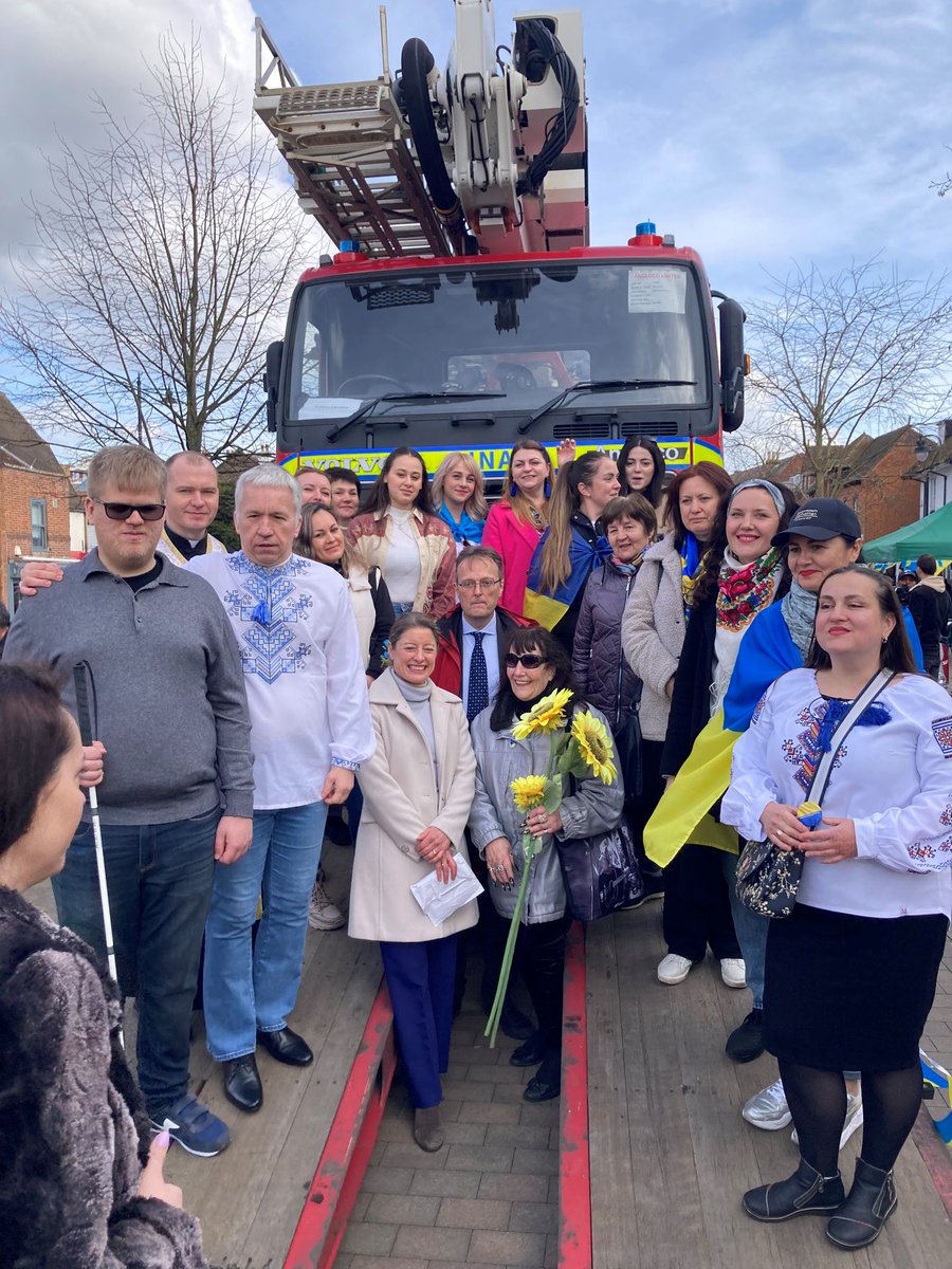 helenmaguiremp's tweet image. Well done to @SurreyStands &amp;amp; the people of #epsomandewell &amp;amp; #surrey who've done an incredible job raising £££ for 'Dinah'. 
She's a much needed aerial platform #fireengine heading to #Ukraine this week to help save lives 🚒

#SlavaUkraini #westandwithukraine #ashtead #leatherhead