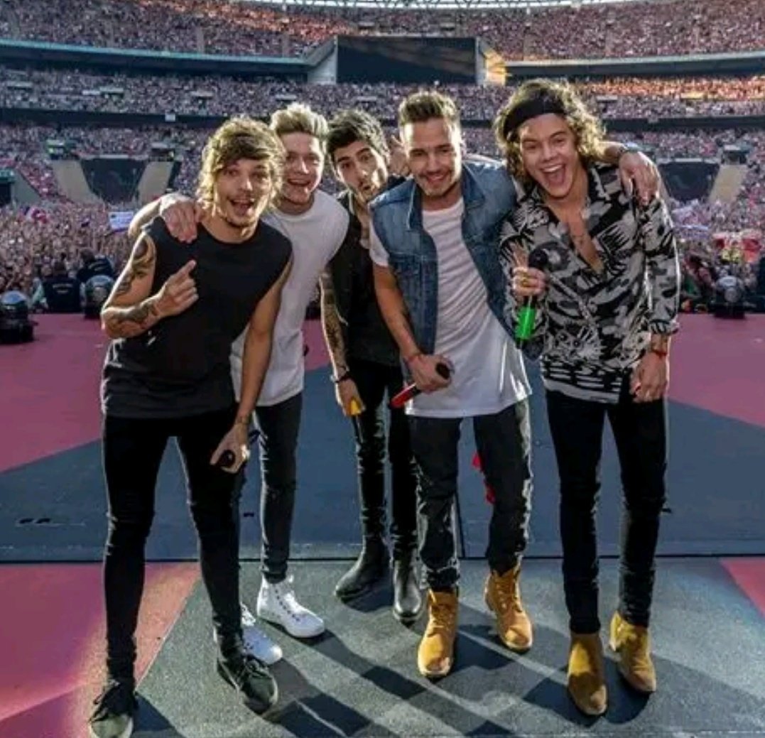 Ellebellemurphy's tweet photo. Imagine one direction doing an eras tour thing for their reunion tour 😭😭😭 https://t.co/HT8JhzLzZb