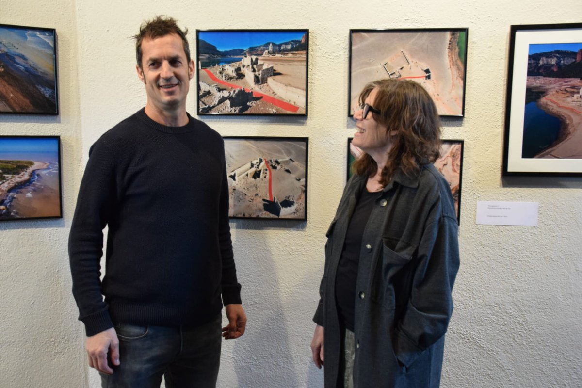Sellares_art's tweet image. Ahir varem inaugurar a @CACiS_ l'exposició "Les guerres que vindran parlaran de tú i de mi" i una intervenció efímera al Torrent de les Tàpies amb 500m de tela roja #calders #artcontemporani #polisilk