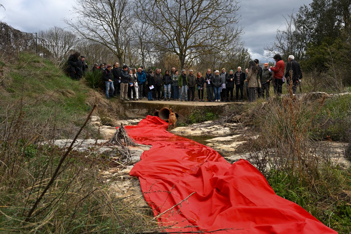 Sellares_art's tweet image. Ahir varem inaugurar a @CACiS_ l'exposició "Les guerres que vindran parlaran de tú i de mi" i una intervenció efímera al Torrent de les Tàpies amb 500m de tela roja #calders #artcontemporani #polisilk