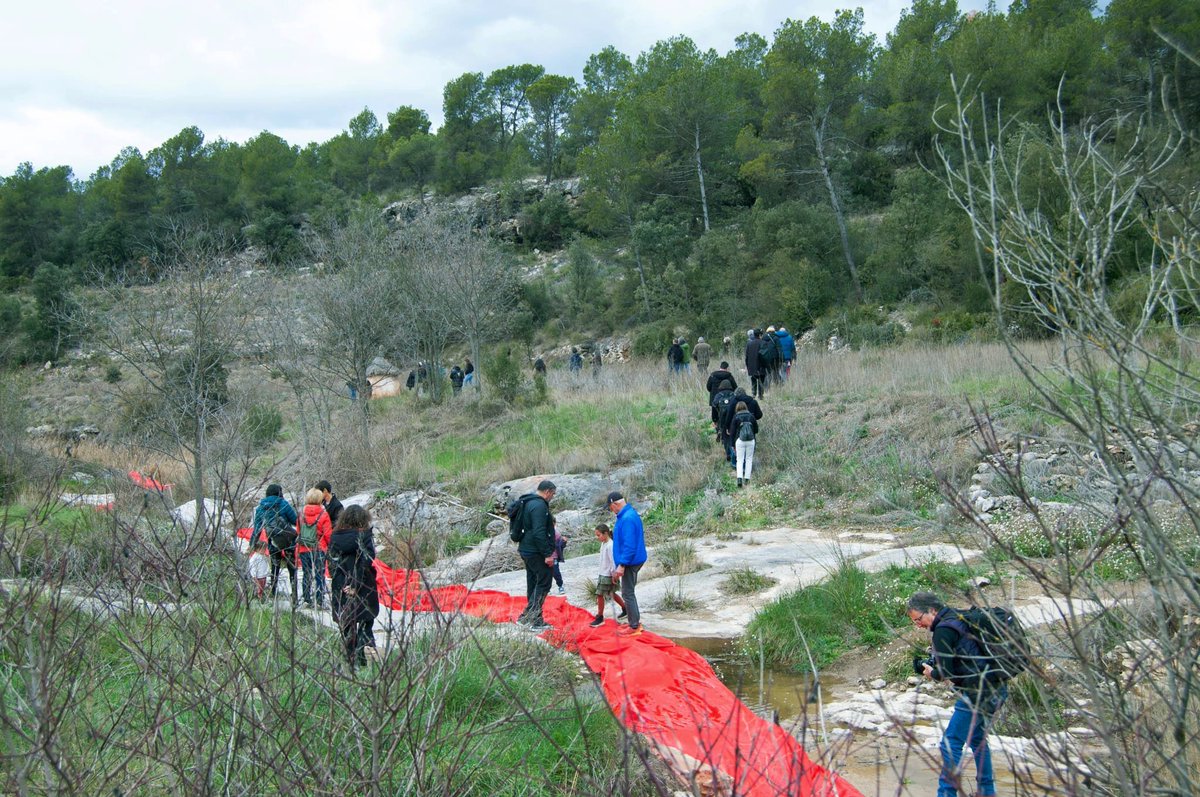 Sellares_art's tweet image. Ahir varem inaugurar a @CACiS_ l'exposició "Les guerres que vindran parlaran de tú i de mi" i una intervenció efímera al Torrent de les Tàpies amb 500m de tela roja #calders #artcontemporani #polisilk