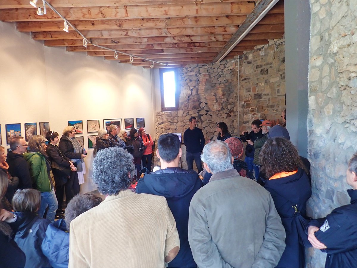 Sellares_art's tweet image. Ahir varem inaugurar a @CACiS_ l'exposició "Les guerres que vindran parlaran de tú i de mi" i una intervenció efímera al Torrent de les Tàpies amb 500m de tela roja #calders #artcontemporani #polisilk