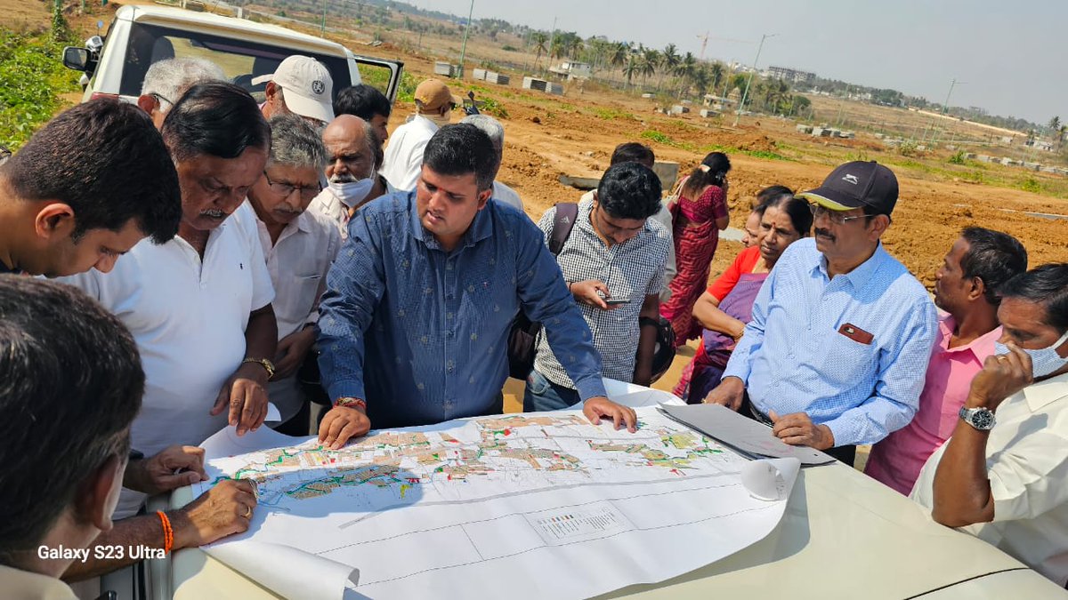 ಬೆಂಗಳೂರು ಅಭಿವೃದ್ಧಿ ಪ್ರಾಧಿಕಾರದ ಅರ್ಕಾವತಿ ಬಡಾವಣೆಯಲ್ಲಿ ಹಂಚಿಕೆ ಮಾಡಲಾಗಿದ್ದ ನಿವೇಶನದಾರರಿಗೆ ಬದಲಿ ನಿವೇಶನಗಳನ್ನು ನಾಡಪ್ರಭು ಕೆಂಪೇಗೌಡ ಬಡಾವಣೆಯಲ್ಲಿ ಹಂಚಿಕೆ ಮಾಡುವ ಸಂಬಂಧ ಅರ್ಕಾವತಿ ಬಡಾವಣೆಯ ನಿವೇಶನದಾರರ ಸಂಘದ ಅಧ್ಯಕ್ಷರು, ಪದಾಧಿಕಾರಿಗಳು ಹಾಗೂ ಹಂಚಿಕೆದಾರರಿಗೆ ನಾಡಪ್ರಭು ಕೆಂಪೇಗೌಡ ಬಡಾವಣೆಯಲ್ಲಿನ ನಿವೇಶನಗಳ ಸ್ಥಳ…