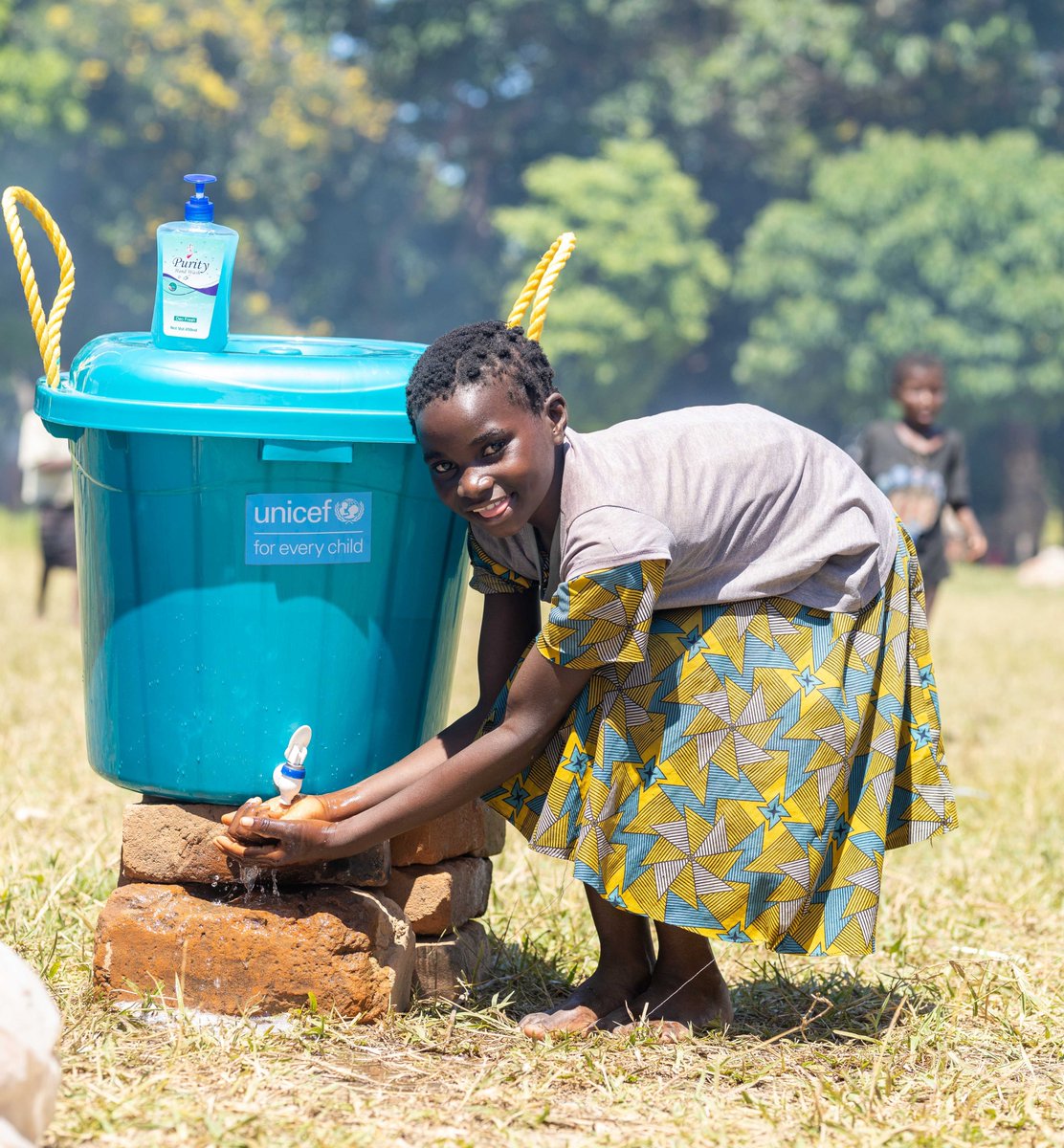 Today, the #UNICEF Rep <a href="/ShadrackOmol/">Shadrack Omol</a> accompanied the Minister of Health <a href="/HonChiponda/">Hon Khumbize Kandodo Chiponda MP</a> and WHO Rep <a href="/kimamboRN/">Dr. Neema Rusibamayila Kimambo</a> to meet #Nkhotakota flood-affected families and children. UNICEF is supporting #Malawi Government's emergency response.

#ForEveryChild, partnerships.