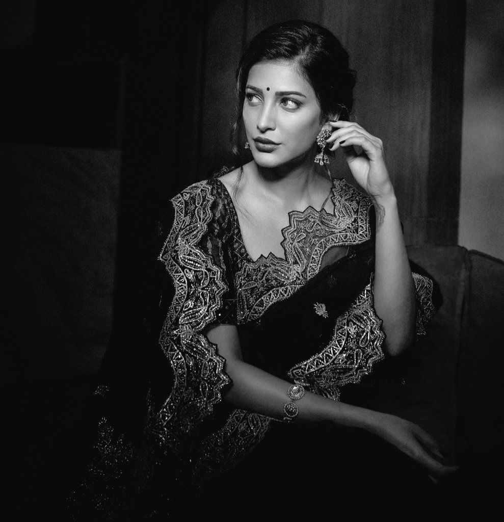 Heisentweets's tweet photo. Fav hero : @urstrulyMahesh
Fav cricketers : @imVkohli
Fav politician : None
Fav herione @shrutihaasan
Rlyy & quote urs.... https://t.co/KNWdDoaJof