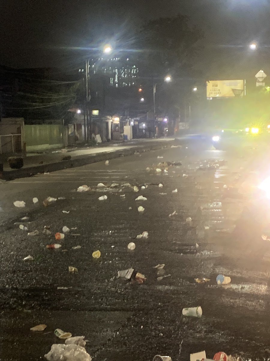 txtdrbekasi's tweet photo. Inilah kenapa kita sering kritik tentang kelayakan truk-truk sampah yang beroprasi. Kadang overload, kadang ada yang udah bopeng, akibatnya apa? ya sampah berserakan, sampe trashbag segede gaban di jalanan, mana sampahnya campur aduk.

Jalan yang dilewatin truk sampah tu jalanan gede semua lho, yang mana pengendara pada kenceng-kenceng, salah salah kepleset terus wassalam gara-gara jalanan licin penuh sampah.

Tolong perhatiannya @DKIJakarta @pemkotbekasi kgk sekali duakali sampah berserakan begini. Jangan sampai nunggu korban.

📍Tajimalela, Jl. Siliwangi