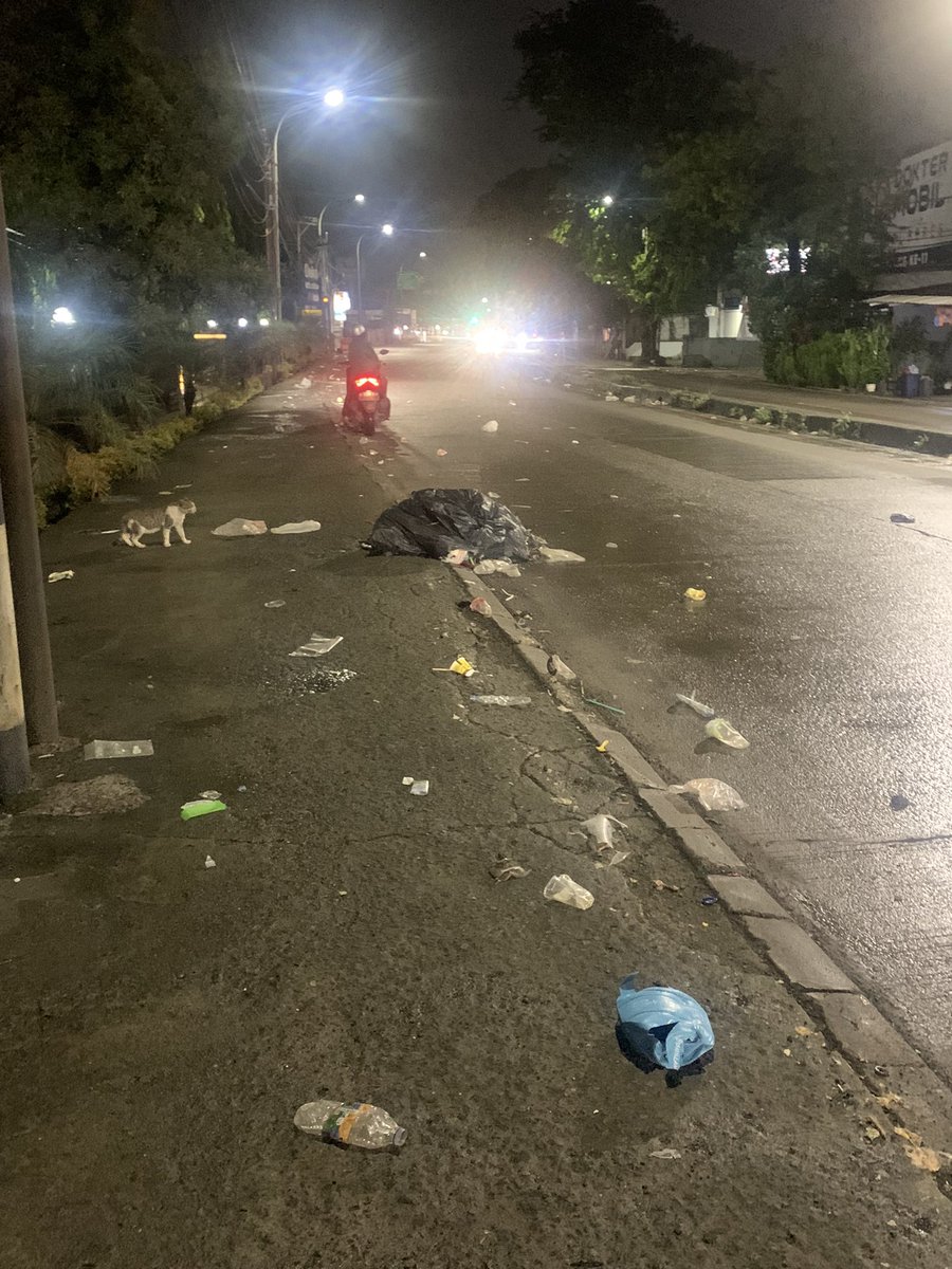 txtdrbekasi's tweet photo. Inilah kenapa kita sering kritik tentang kelayakan truk-truk sampah yang beroprasi. Kadang overload, kadang ada yang udah bopeng, akibatnya apa? ya sampah berserakan, sampe trashbag segede gaban di jalanan, mana sampahnya campur aduk.

Jalan yang dilewatin truk sampah tu jalanan gede semua lho, yang mana pengendara pada kenceng-kenceng, salah salah kepleset terus wassalam gara-gara jalanan licin penuh sampah.

Tolong perhatiannya @DKIJakarta @pemkotbekasi kgk sekali duakali sampah berserakan begini. Jangan sampai nunggu korban.

📍Tajimalela, Jl. Siliwangi