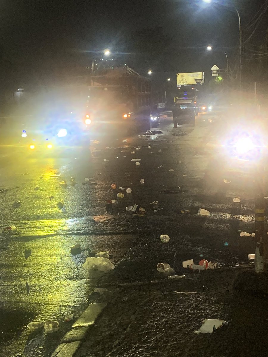 txtdrbekasi's tweet photo. Inilah kenapa kita sering kritik tentang kelayakan truk-truk sampah yang beroprasi. Kadang overload, kadang ada yang udah bopeng, akibatnya apa? ya sampah berserakan, sampe trashbag segede gaban di jalanan, mana sampahnya campur aduk.

Jalan yang dilewatin truk sampah tu jalanan gede semua lho, yang mana pengendara pada kenceng-kenceng, salah salah kepleset terus wassalam gara-gara jalanan licin penuh sampah.

Tolong perhatiannya @DKIJakarta @pemkotbekasi kgk sekali duakali sampah berserakan begini. Jangan sampai nunggu korban.

📍Tajimalela, Jl. Siliwangi
