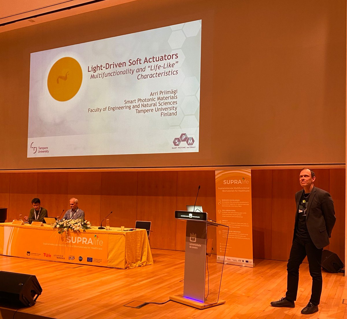 Enlightening talk by Arri Priimägi (@APriimagi) from Smart Photonic Materials group at @TampereUni, on “Light-driven soft actuators: multifunctionality and “life-like” characteristics”. #SupraLife #SecondSchool #ConferenceDay2