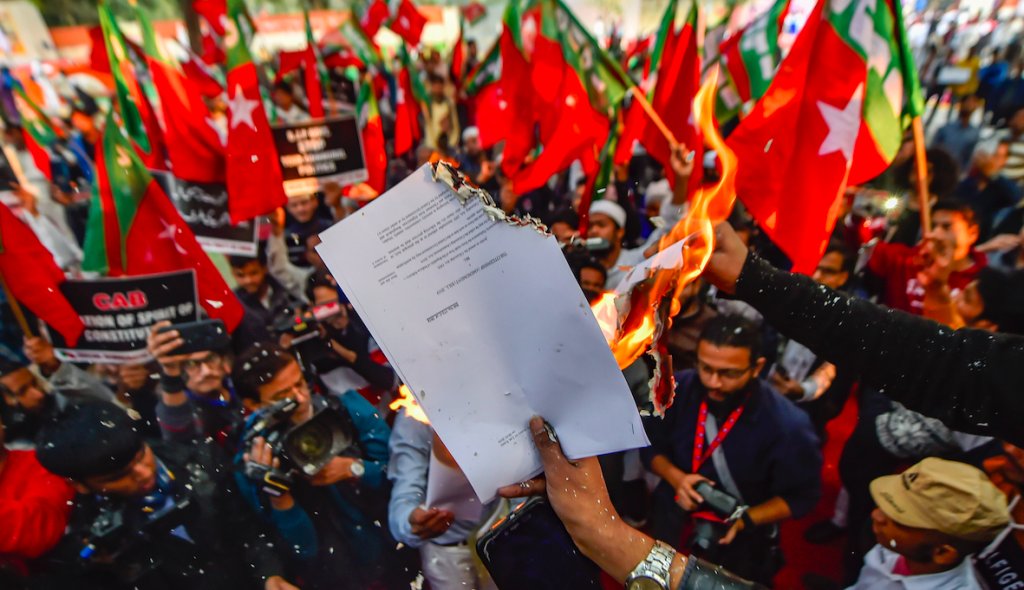 Sadath_SDPI's tweet photo. ಮುಸ್ಲಿಮರ ಪವಿತ್ರ ಆಚರಣೆಯಲ್ಲಿ ಒಂದಾದ ರಂಝಾನ್ ಇಂದು ದೇಶಾದ್ಯಂತ  ಆರಂಭಗೊಂಡು ಎಪ್ರಿಲ್ 10 ರ ತನಕ ಮುಂದುವರಿಯಲಿದೆ.

ಅದೇ ರೀತಿ ಈ ದೇಶದ ನಾಗರಿಕರಿಗೆ ಹಾಗೂ ಪ್ರಮುಖವಾಗಿ ಮುಸ್ಲಿಮರಿಗೆ ಕಂಟಕವಾದ NRC CAA ಜಾರಿಯ ವಿರುದ್ಧ ದೇಶಾದ್ಯಂತ ಐತಿಹಾಸಿಕ ಹೋರಾಟ ಆರಂಭಗೊಂಡಿದೆ, ಈ ಕಾಯಿದೆ ಹಿಂಪಡೆಯುವ ತನಕ ಹೋರಾಟ ಮುಂದುವರಿಯಲಿದೆ
#BycottCAA https://t.co/CwuMt8PBPK