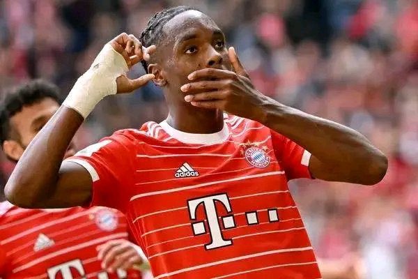 NNdabivuga's tweet photo. Le jeune attaquant de Bayern Munich, #Mathys_Tel dénonce à nouveau le Génocide des congolais perpétré par le Terroriste en chef Paul Kagame et le silence de la Communauté internationale après son but face à Freibur
Iyaba ari kwa #kagome baca bamwirukana🤣😂 https://t.co/jqT7P9iCU1