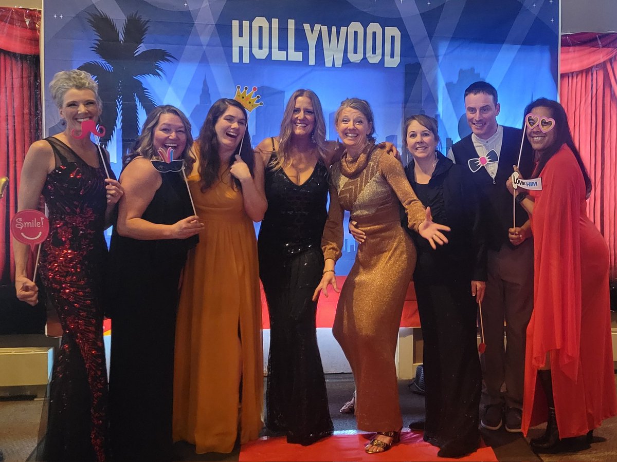 Katrinker71's tweet photo. Oscars Night 2024! @kellymarklive @KellyRipa https://t.co/nUHLShBYjD