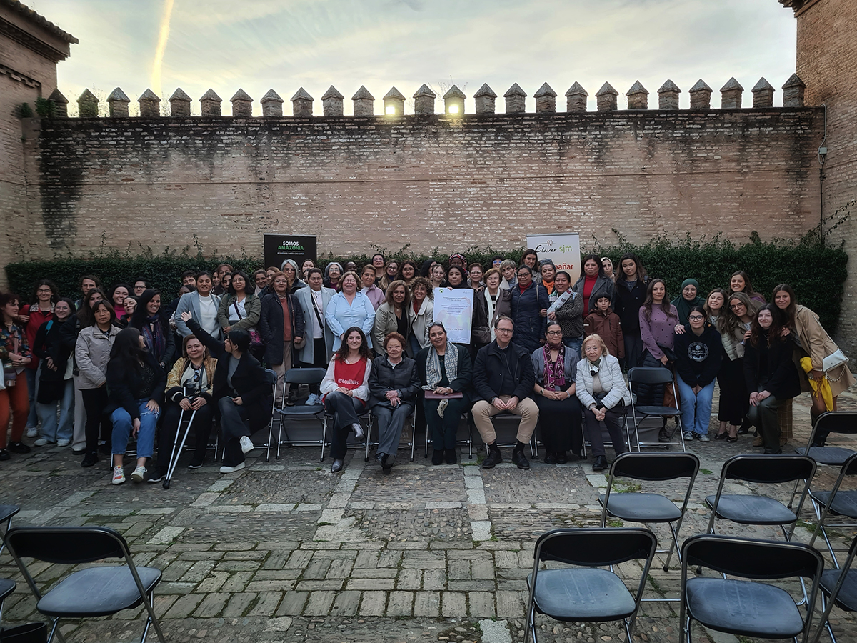 La pasada semana @claversjm organizó un acto conmemorativo del #DiaInternacionalDeLaMujer en #Sevilla junto a ASIA (Asociación de mujeres Socio-Intercultural de Andalucía). Un día para reivindicar derechos y defender la fuerza comunitaria. ➡️infosj.es/de-cerca/20561…