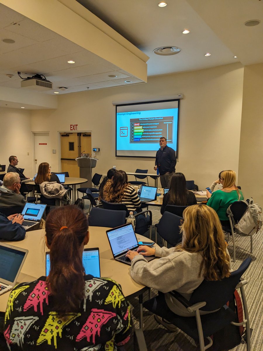 Our expert @EdTechTeacher21 Instructor @ShawnMcCusker sharing his go-to prompt building strategies for teachers in his #ettai session!