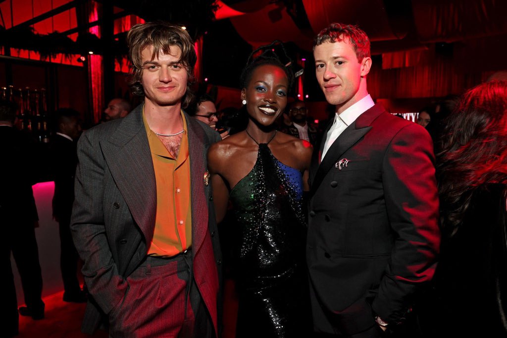 joequinnlat's tweet photo. 📸: Foto

Joseph Quinn junto a Lupita Nyong'o y Joe Keery en el after party de Vanity Fair https://t.co/5p19XpNysg