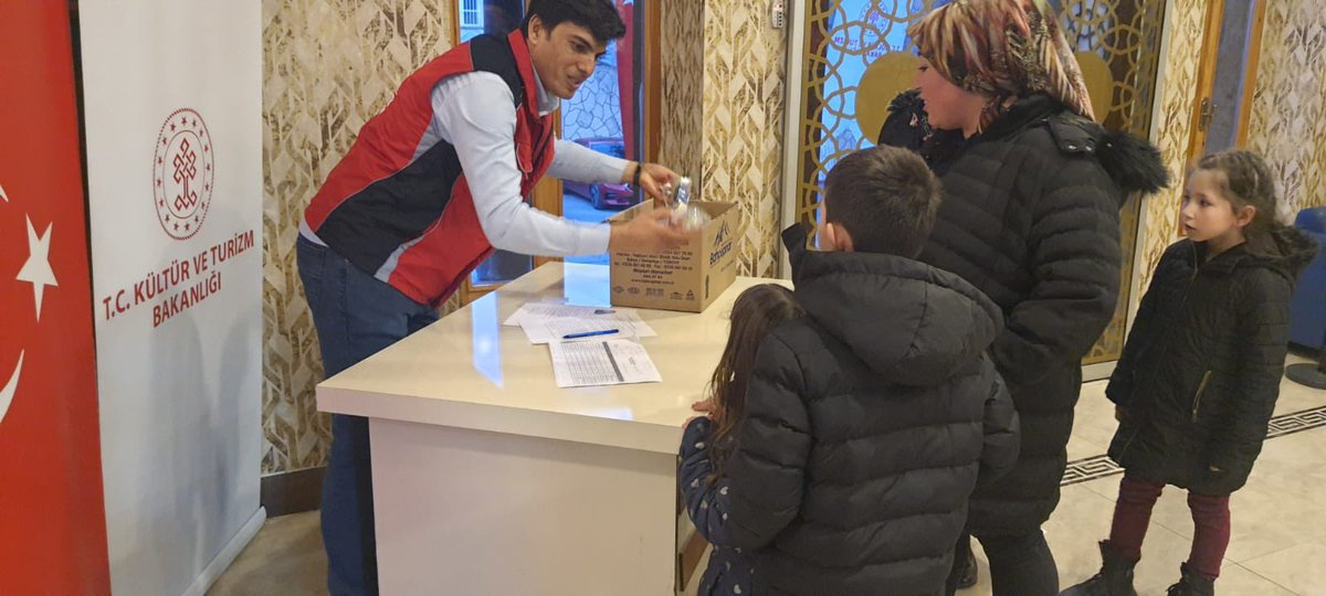 KayseriBolge's tweet photo. Vakıflar Genel Müdürlüğümüzün himayesinde Kayseri Vakıflar Bölge Müdürlüğü olarak Kayseri, Kırşehir, Nevşehir ve Niğde’ de iftar sofralarımızı kurarak ilk orucumuzu açtık. Hayırlı Ramazanlar. @VakiflarGM https://t.co/BosOttw4iL