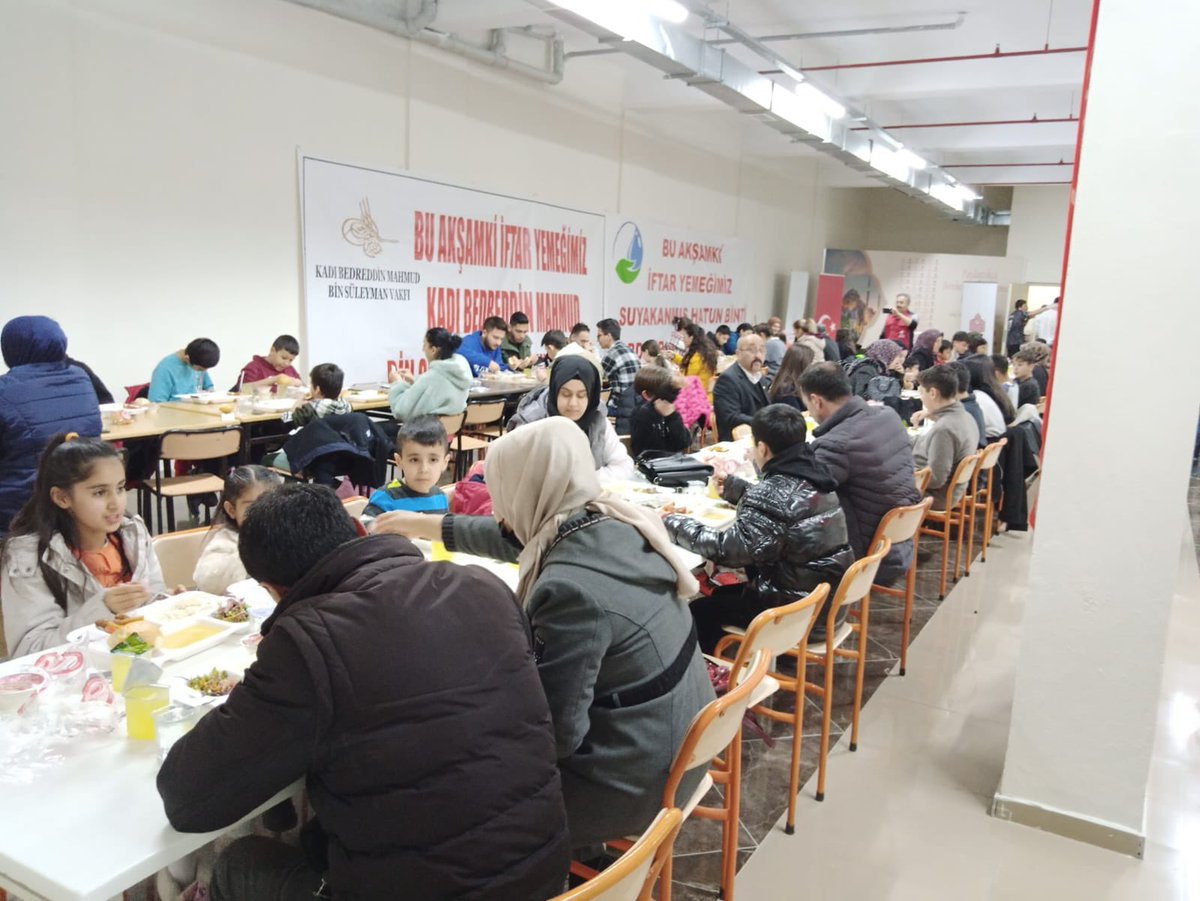 KayseriBolge's tweet photo. Vakıflar Genel Müdürlüğümüzün himayesinde Kayseri Vakıflar Bölge Müdürlüğü olarak Kayseri, Kırşehir, Nevşehir ve Niğde’ de iftar sofralarımızı kurarak ilk orucumuzu açtık. Hayırlı Ramazanlar. @VakiflarGM https://t.co/BosOttw4iL