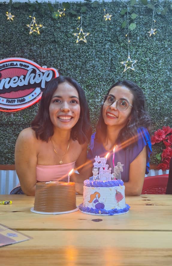 tinacaztro's tweet photo. Que divertido tener a una amiga que cumple el mismo día que tú 😁🎂 #BirthdayCelebration #BirthdayGirls https://t.co/fc5JbKFhts