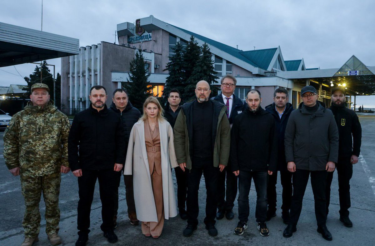 wincentyst00's tweet photo. 🇵🇱🇺🇦 Pod billboardem zebrała się grupa Ukraińców w ramach wsparcia polskich rolników.
 #PolandFirstToHelp https://t.co/4gGSFOliqX