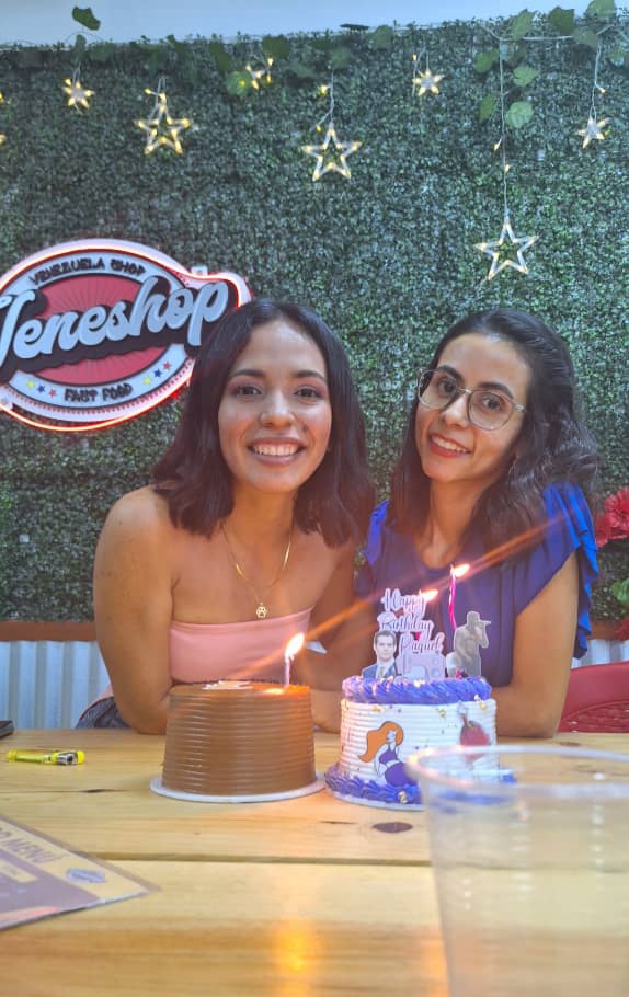 tinacaztro's tweet photo. Que divertido tener a una amiga que cumple el mismo día que tú 😁🎂 #BirthdayCelebration #BirthdayGirls https://t.co/fc5JbKFhts
