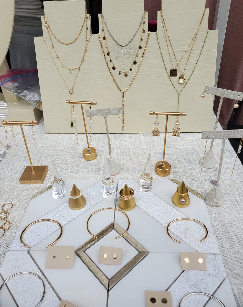 ✨💍 Elevate your style with a touch of elegance from The Street Fair in Palm Desert! 💫 Stop by and browse a wide selection of exquisite gold and silver jewelry pieces that exude sophistication and charm. #thingstodoinpalmdesert #outdoorshopping #streetfair