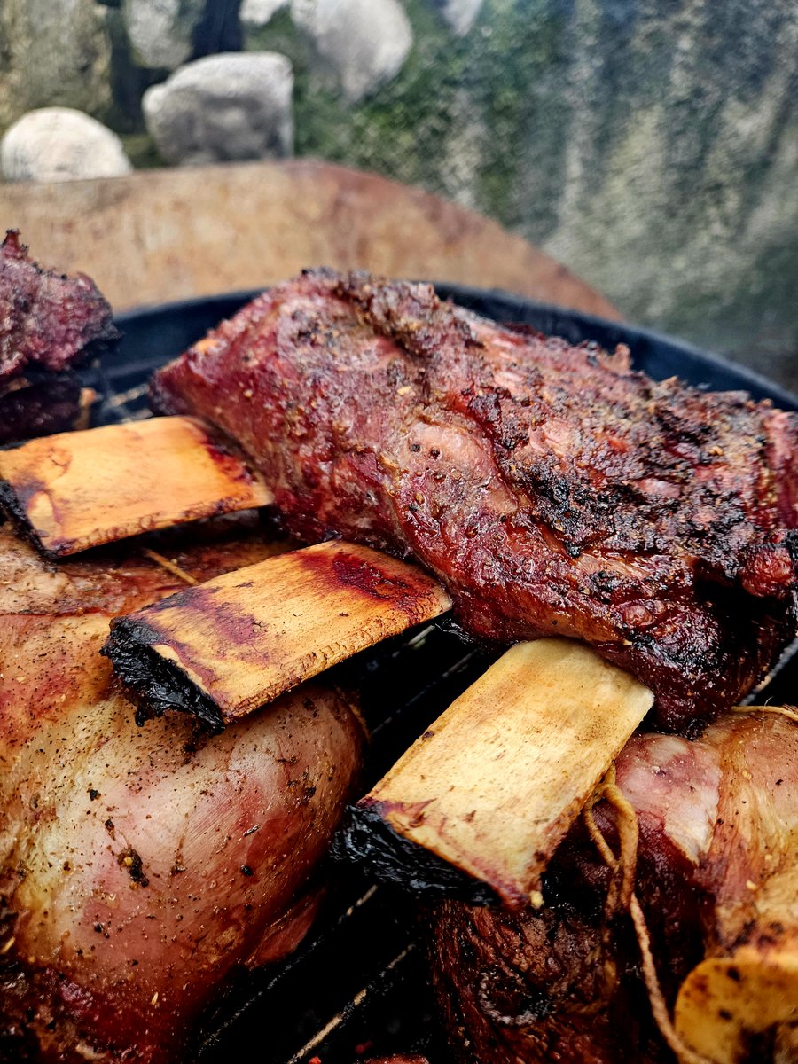 tekocezadeve's tweet photo. 1/4 Približno 200 let nazaj se je v južnih državah ZDA oblikovala tehnika low &amp; slow (dimljenje mesa pri nizkih temperaturah), ki je še danes prepoznavna in jo uporabljamo tudi pri nas. https://t.co/thkufPFgCn