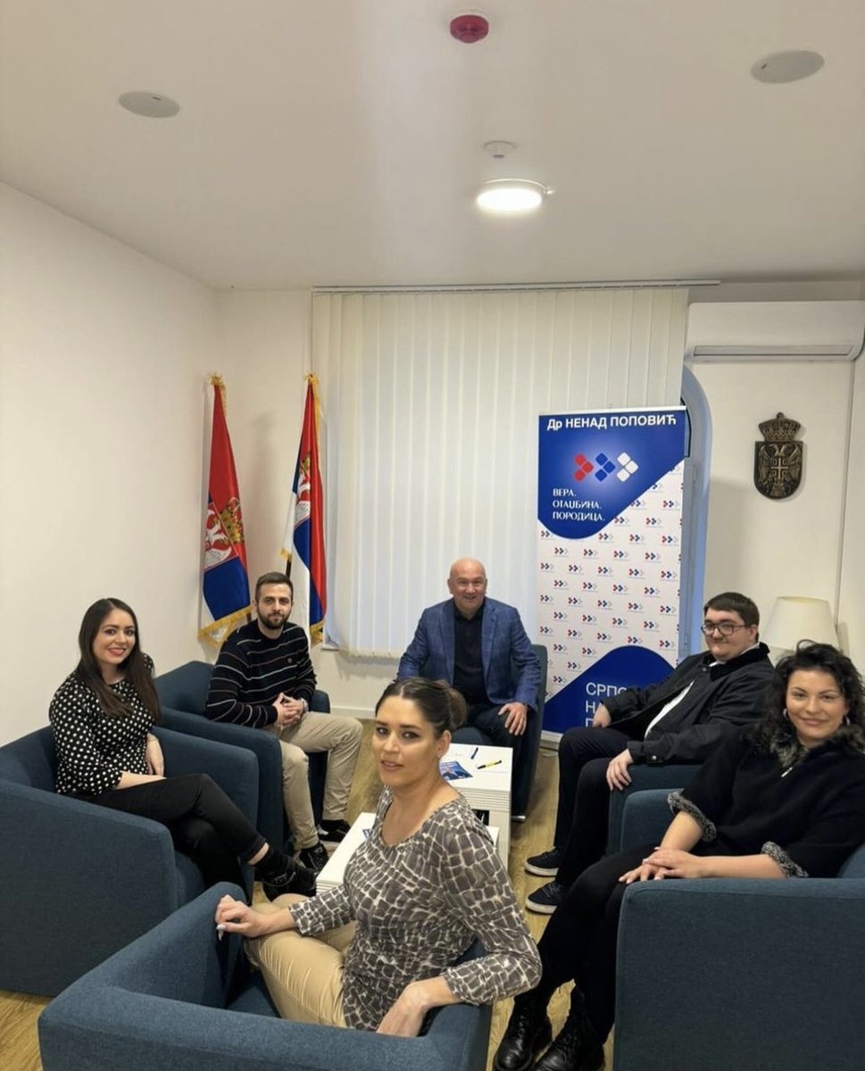 Данас сам имао задовољство да се сретнем са руководством омладине Српске народне партије. Вукашин, Ксенијa, Небојша, Јана и Александра су дивни млади људи који представљају све оно најбоље што одликује српску младост. 💪🇷🇸