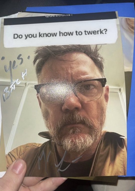 uorplefever's tweet photo. A friend gave matthew lillard the twerk meme he was like “where tf do you even find these?” but he signed it 😭😭 https://t.co/TvciWDFfPO