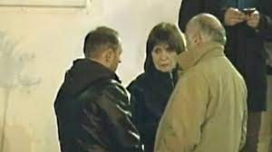 Editor_76's tweet photo. "Hola Patricia. Espero estés bien. Vengo de Rosario. Tengo una escucha para darte..."

Ese chat fue encontrado en la PC del espía y falso abogado Marcelo D´alessio, y confirmó la relación entre él y la entonces ministra de seguridad Patricia Bullrich.
La Comisión Bicameral de Fiscalización y Seguimiento de los organismos de Inteligencia había denunciado en ese entonces que en el Gobierno de Mauricio Macri se montó un "Estado paralelo, clandestino y secreto» de espionaje ilegal". En ese Estado paralelo actuaban jueces, fiscales y fuerzas de seguridad, y el espionaje era encabezado por el falso abogado D´Alessio.

La lucha del gobierno nacional no era contra el narcotráfico, sino contra las facciones que le disputaban territorio a Los Monos (Clan Funes / Alvarado/ Los Paz), y para eso eso estaba D´´alessio, para reunirse con Cantero (jefe de Los Monos) en la cárcel, con su pareja, con la abogada de su pareja, para organizar allanamientos, y para darle visibilidad en la TV a todo esto, y mostrar a Patricia Bullrich como LA ministra contra el narcotráfico, mientras buscaban los más de 50 millones de dólares que se habían lavado con formato inmobiliario en la ciudad de Rosario.
Todo se pinchó cuando le secuestraron la PC a D´alessio y se reveló el "estado paralelo", las escuchas, las charlas entre el pelado y la ministra, las causas armadas y el aparato del Estado al servicio de narcotraficantes.

No hay dudas que esto que hoy vive Rosario tiene relación directa con lo antes relatado entre 2017 y 2019, donde se quiso unificar el "negocio", pero se desató una guerra que hoy continúa y llena de sangre y miedo las calles de esa hermosa ciudad.
Retumban nuevamente las palabras de la periodista ex candidata a gobernadora de Santa Fe, Carolina Losada, cuando le dijo (por pedido de Patricia Bullrich) a Morales Solá  que Pullaro, su rival, tenía que explicar su vinculación con el narcotráfico siendo ministro de seguridad de Santa Fe.