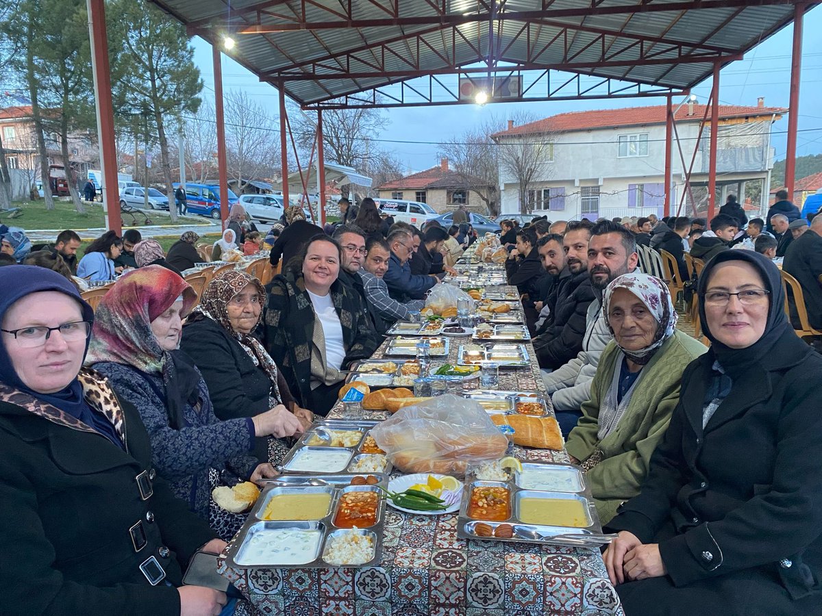 Nilgun_OK's tweet photo. 📍Tavas, Akyar Mahallesi

Soframızı bereketlendiren, manevi dünyamızı zenginleştiren Ramazan’ın ilk iftarını Akyar Mahallemizde hemşehrilerimizle birlikte yaptık.

Muhabbetimiz, kardeşliğimiz daim olsun. Akyar 31 Mart seçimlerine hazır ve kararlı…

#HazırızKararlıyız
#DenizliBizeEmanet