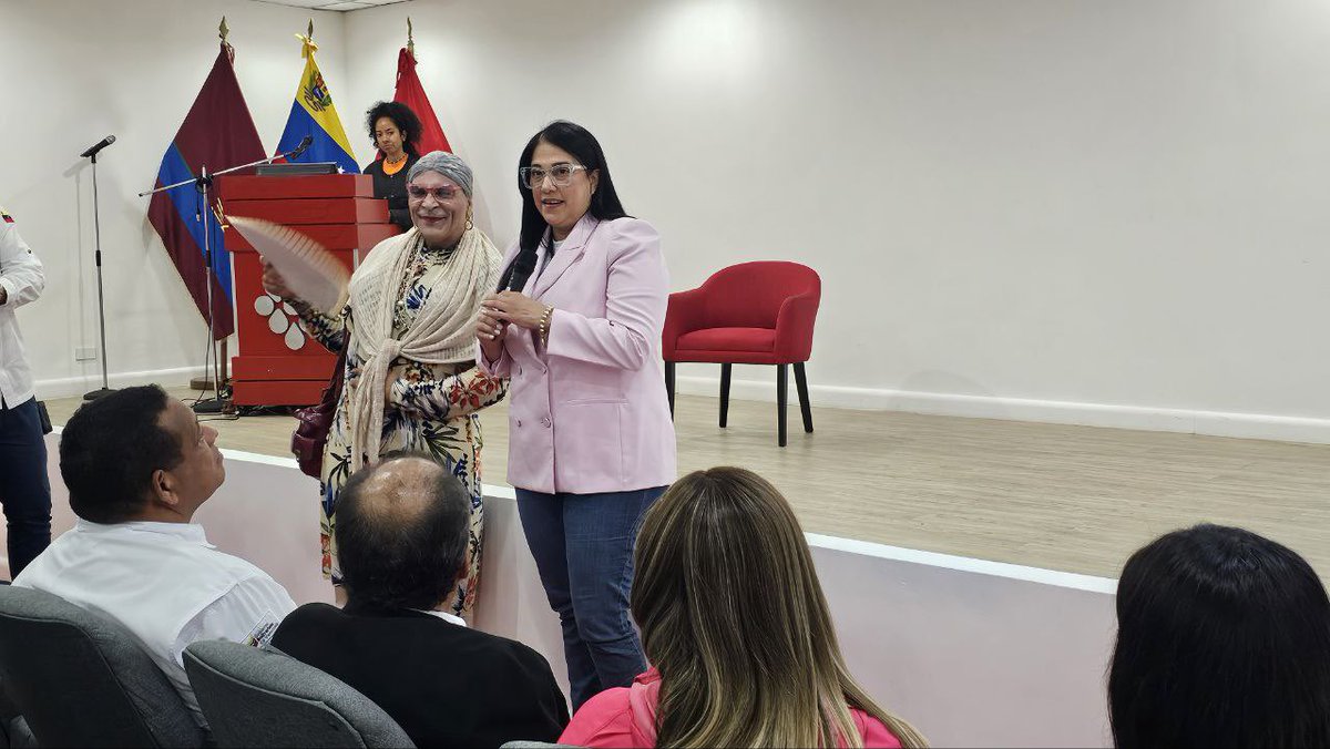 PrensaPequiven's tweet photo. La presidenta de Pequiven, @nlaconchamolina, en compañía de la Junta Directiva y las trabajadoras de la Sede Corporativa, disfrutaron de una mañana diferente al ser homenajeadas en conmemoración al Día Internacional de la Mujer, a través de piezas culturales. https://t.co/4gzltMCpor