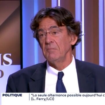 pbriday's tweet photo. Luc Ferry : une main de fier dans un arrogant de toilette. https://t.co/utpACp8iWs